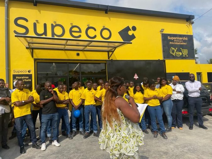 9 mars 2023, les équipes de Côte d'Ivoire du réseau ont ouvert ce matin un 6e Supeco dans le quartier de Yopougon à Abidjan. Construit par CFAO Consumer Retail sur un terrain de 2000 m², Supeco Cité Verte propose une large gamme de produits de la vie quotidienne aux prix les plus bas de son marché. Avec l’essor de la classe moyenne, les besoins en biens de consommation augmentent significativement. Ce 6e Supeco en Côte d’Ivoire vient renforcer l'engagement du Groupe dans l'offre de produits de qualité aux meilleurs prix  aux consommateurs ivoiriens. Félicitations aux équipes pour cette ouverture et bienvenue aux clients ivoiriens venus très nombreux dès l'ouverture. Voir la page LinkedIn de CFAO Consumer Retail, cliquez ici. En savoir plus sur CFAO Consumer Retail sur ce site.